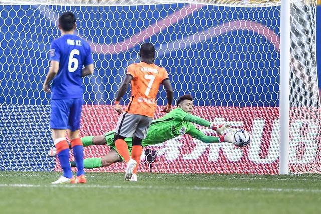  朗斯门将超神发挥，连续扑点助队保级  